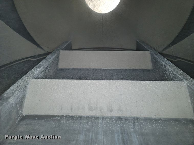 image for item JN9237 2002 Heil  pneumatic dry bulk trailer