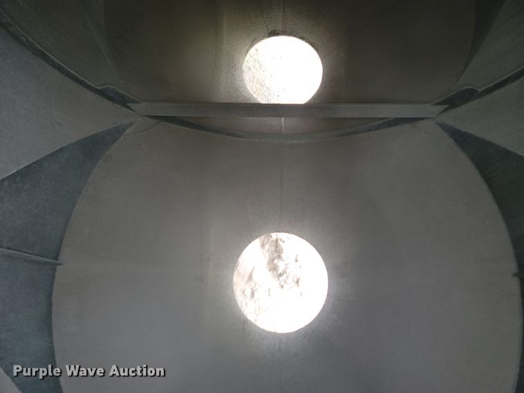 image for item JN9237 2002 Heil  pneumatic dry bulk trailer