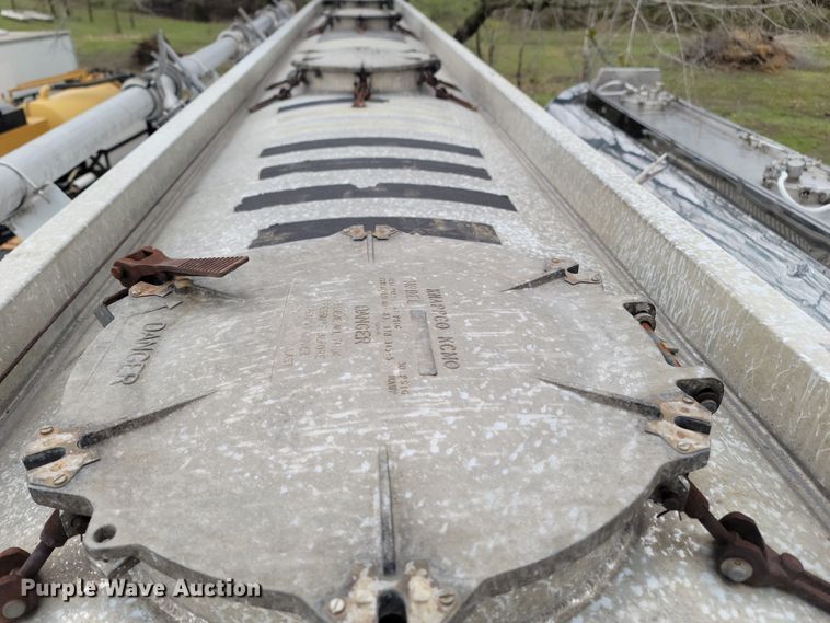 image for item JN9237 2002 Heil  pneumatic dry bulk trailer