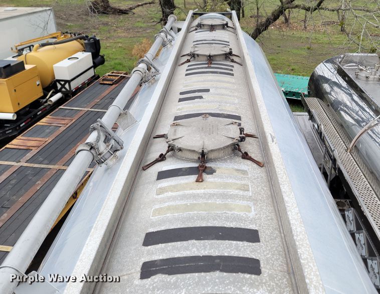 image for item JN9237 2002 Heil  pneumatic dry bulk trailer