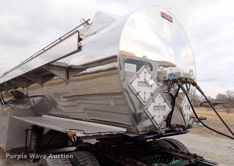 image for item JN9241 1990 Heil  tank trailer