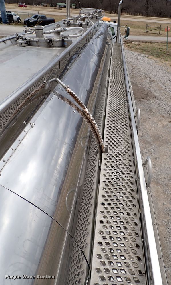 image for item JN9241 1990 Heil  tank trailer