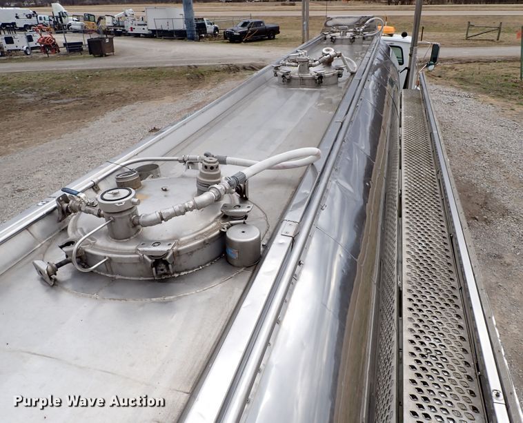 image for item JN9241 1990 Heil  tank trailer