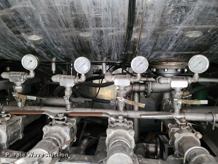 image for item JN9241 1990 Heil  tank trailer