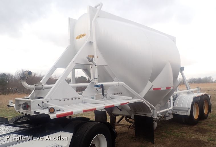 image for item JN9242 2001 Heil 99-0-1568  pneumatic dry bulk trailer