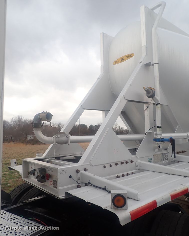 image for item JN9242 2001 Heil 99-0-1568  pneumatic dry bulk trailer