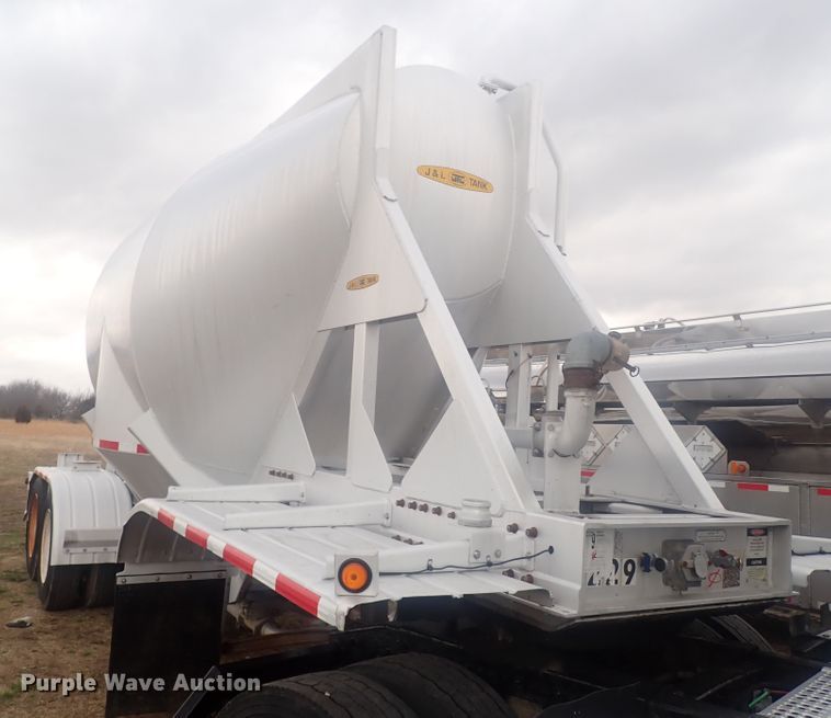 image for item JN9242 2001 Heil 99-0-1568  pneumatic dry bulk trailer