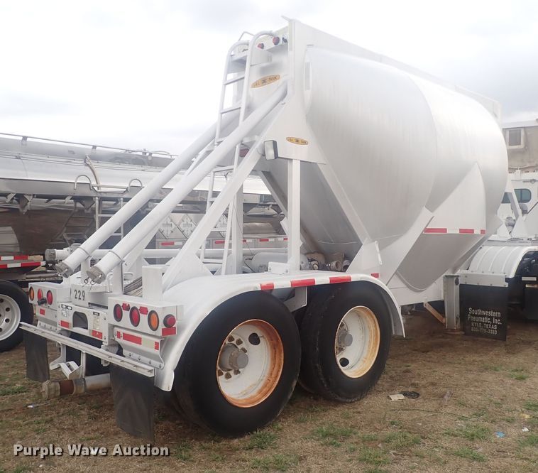 image for item JN9242 2001 Heil 99-0-1568  pneumatic dry bulk trailer