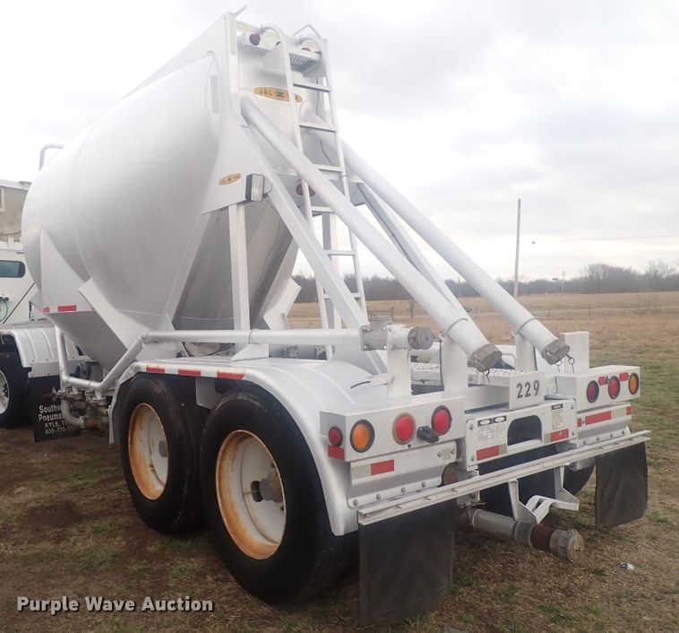 image for item JN9242 2001 Heil 99-0-1568  pneumatic dry bulk trailer