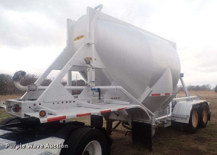 image for item JN9242 2001 Heil 99-0-1568  pneumatic dry bulk trailer