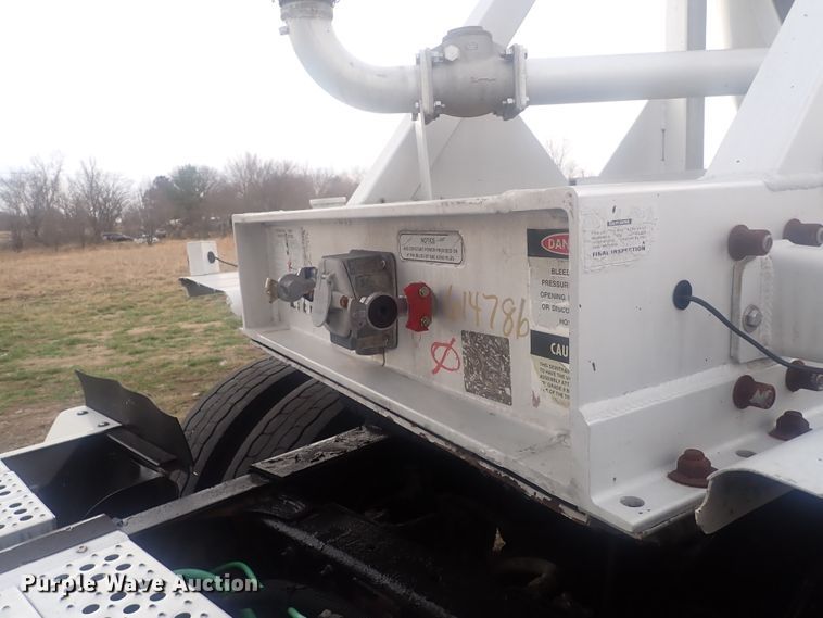 image for item JN9242 2001 Heil 99-0-1568  pneumatic dry bulk trailer