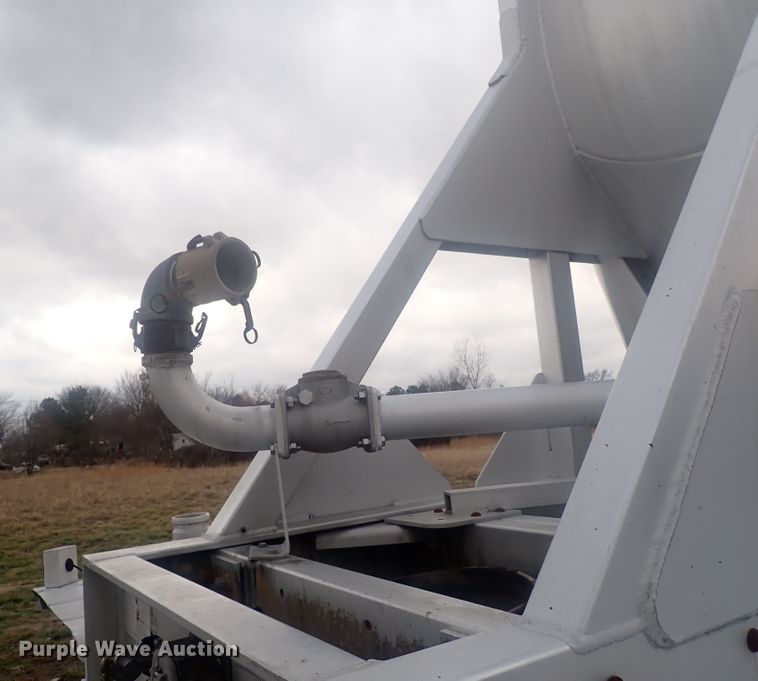 image for item JN9242 2001 Heil 99-0-1568  pneumatic dry bulk trailer