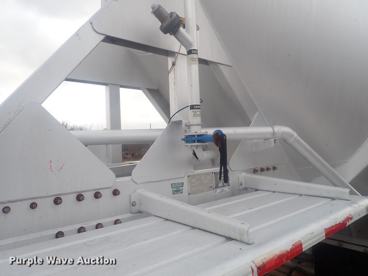 image for item JN9242 2001 Heil 99-0-1568  pneumatic dry bulk trailer