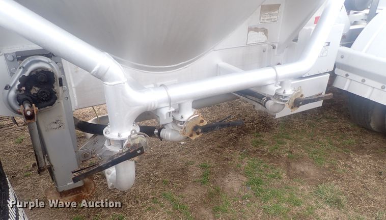 image for item JN9242 2001 Heil 99-0-1568  pneumatic dry bulk trailer