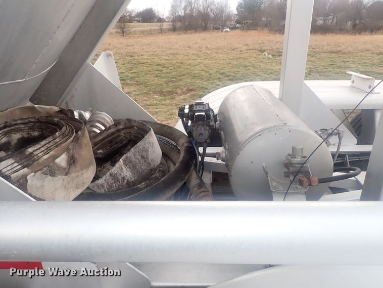 image for item JN9242 2001 Heil 99-0-1568  pneumatic dry bulk trailer