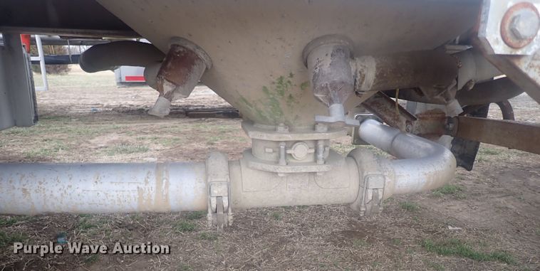 image for item JN9242 2001 Heil 99-0-1568  pneumatic dry bulk trailer