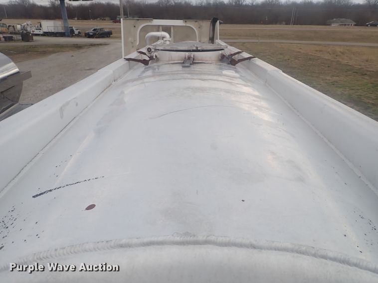 image for item JN9242 2001 Heil 99-0-1568  pneumatic dry bulk trailer