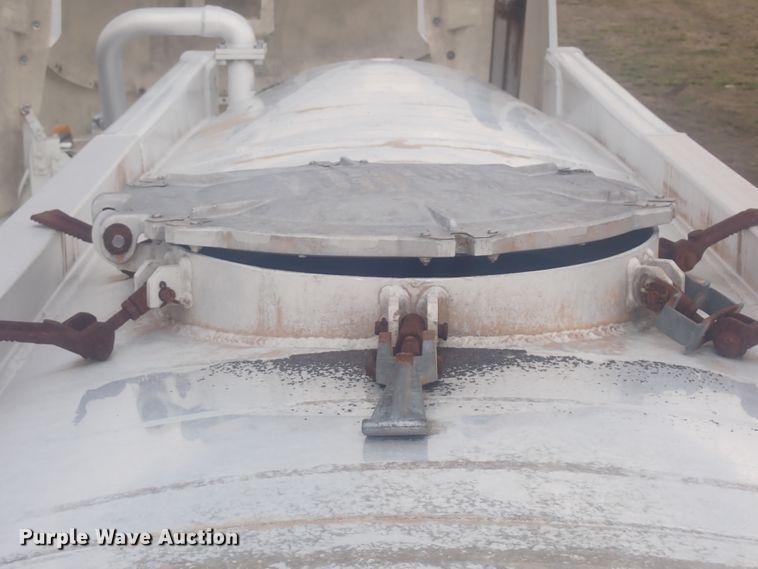 image for item JN9242 2001 Heil 99-0-1568  pneumatic dry bulk trailer