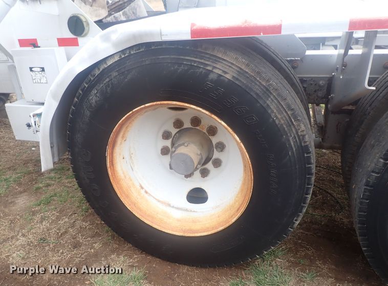 image for item JN9242 2001 Heil 99-0-1568  pneumatic dry bulk trailer