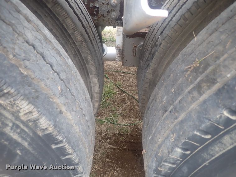 image for item JN9242 2001 Heil 99-0-1568  pneumatic dry bulk trailer