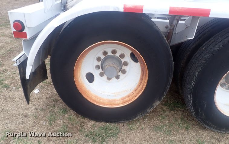 image for item JN9242 2001 Heil 99-0-1568  pneumatic dry bulk trailer