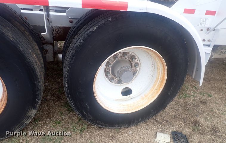 image for item JN9242 2001 Heil 99-0-1568  pneumatic dry bulk trailer