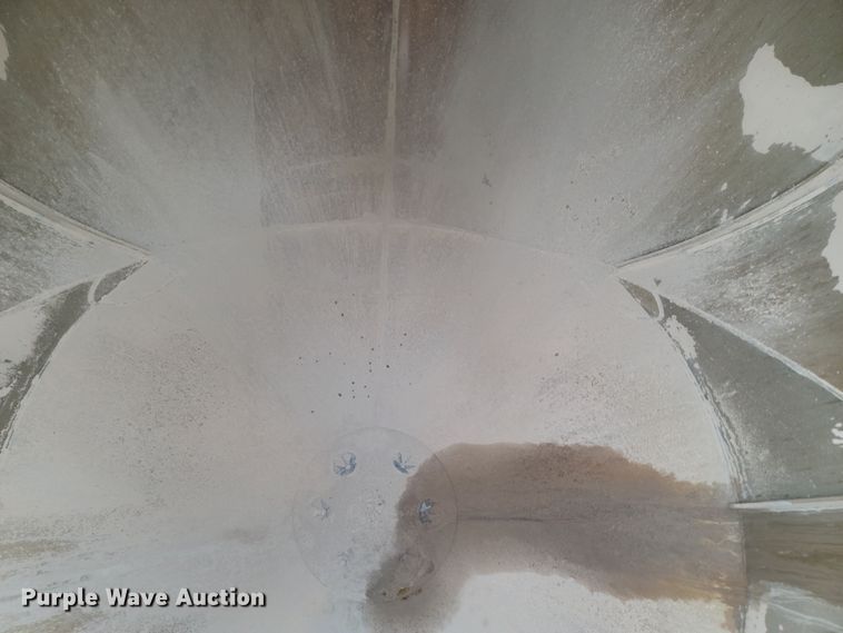 image for item JN9242 2001 Heil 99-0-1568  pneumatic dry bulk trailer