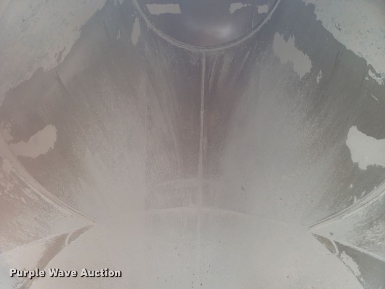 image for item JN9242 2001 Heil 99-0-1568  pneumatic dry bulk trailer