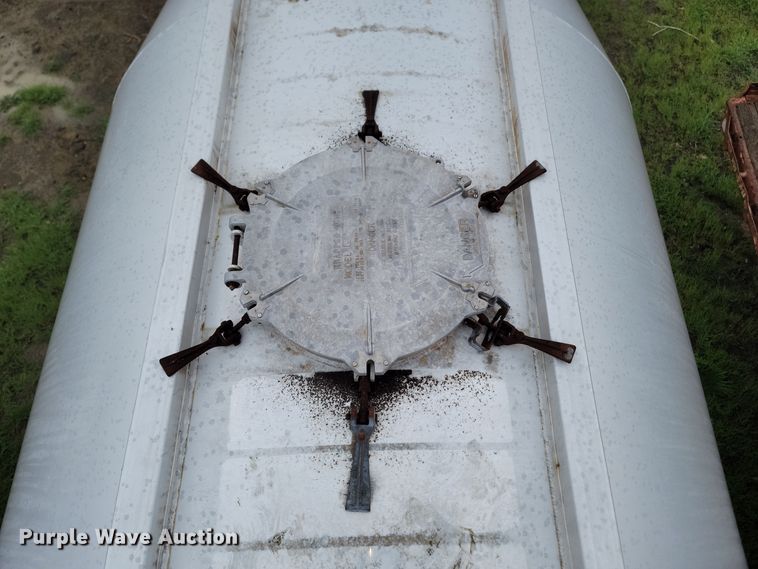 image for item JN9242 2001 Heil 99-0-1568  pneumatic dry bulk trailer