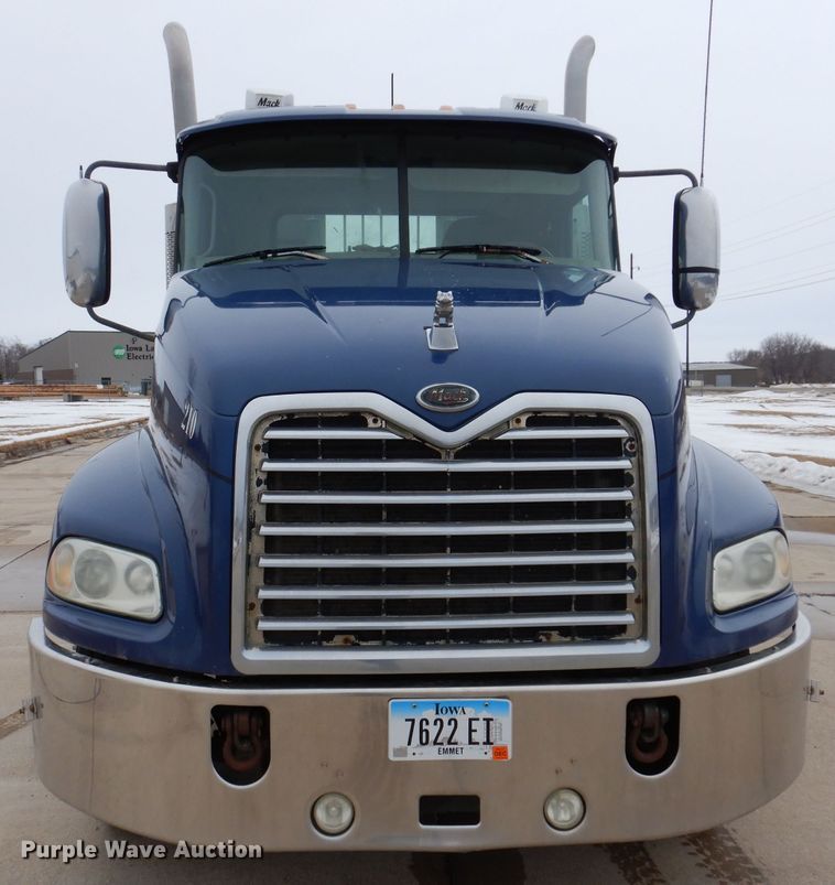 image for item KH9007 2005 Mack CXN613  semi truck