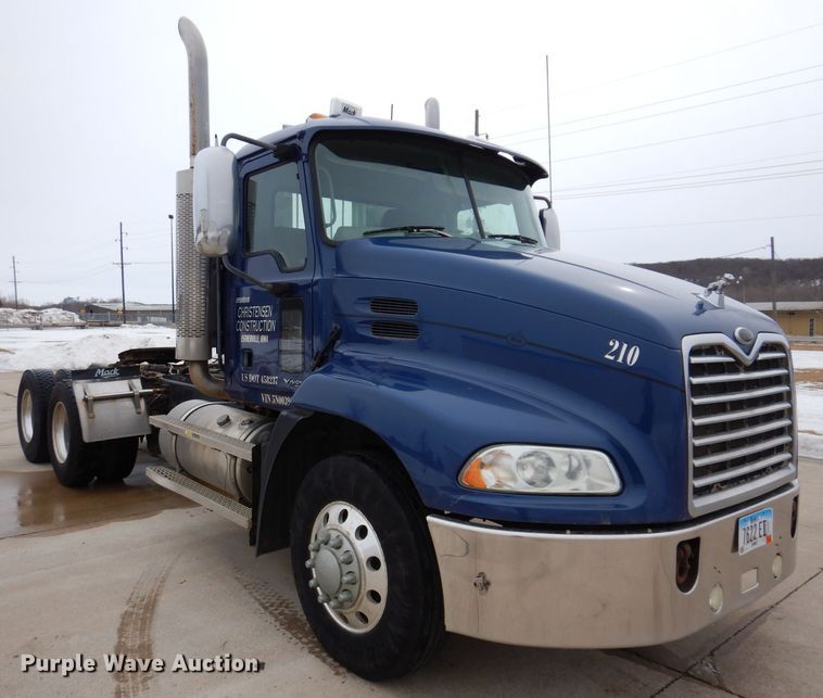 image for item KH9007 2005 Mack CXN613  semi truck