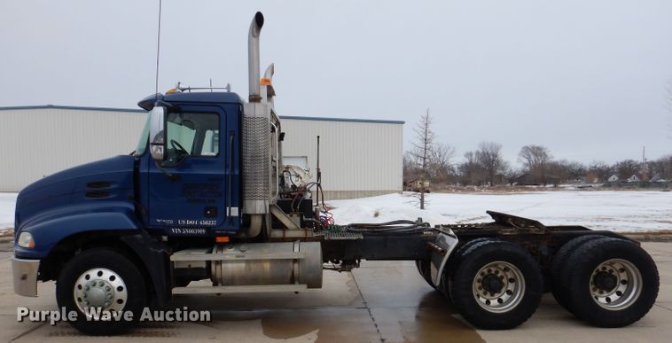 image for item KH9007 2005 Mack CXN613  semi truck