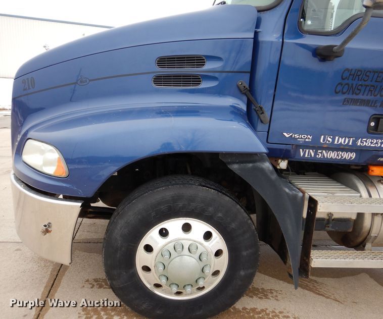 image for item KH9007 2005 Mack CXN613  semi truck