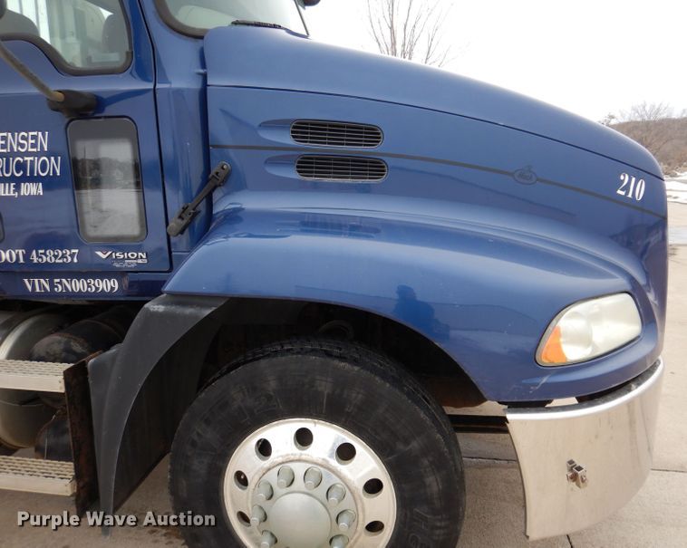 image for item KH9007 2005 Mack CXN613  semi truck