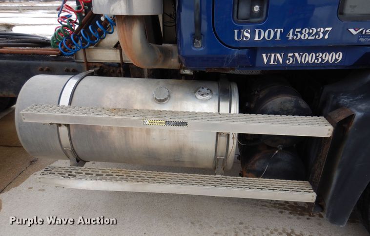 image for item KH9007 2005 Mack CXN613  semi truck