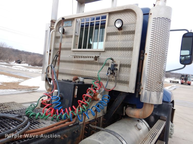 image for item KH9007 2005 Mack CXN613  semi truck