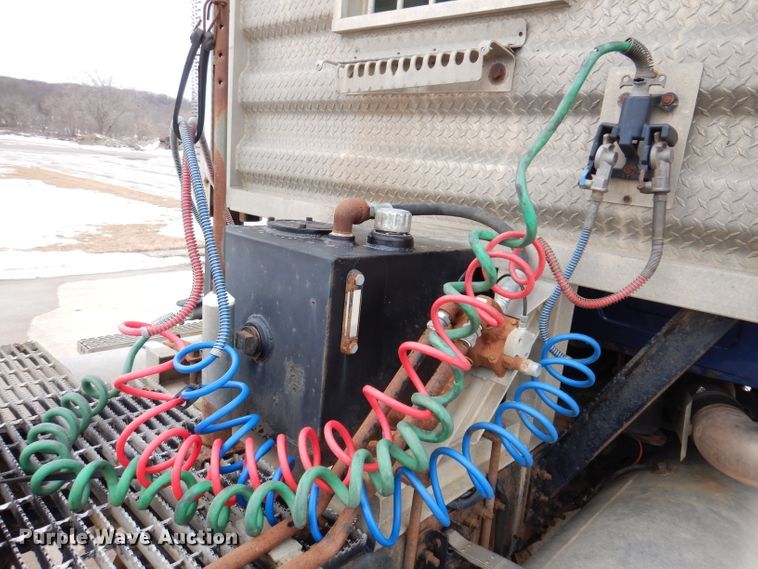 image for item KH9007 2005 Mack CXN613  semi truck