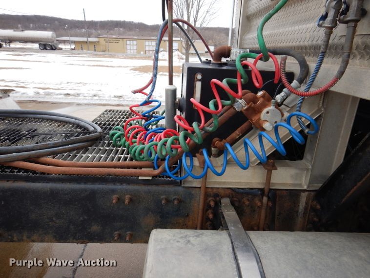 image for item KH9007 2005 Mack CXN613  semi truck