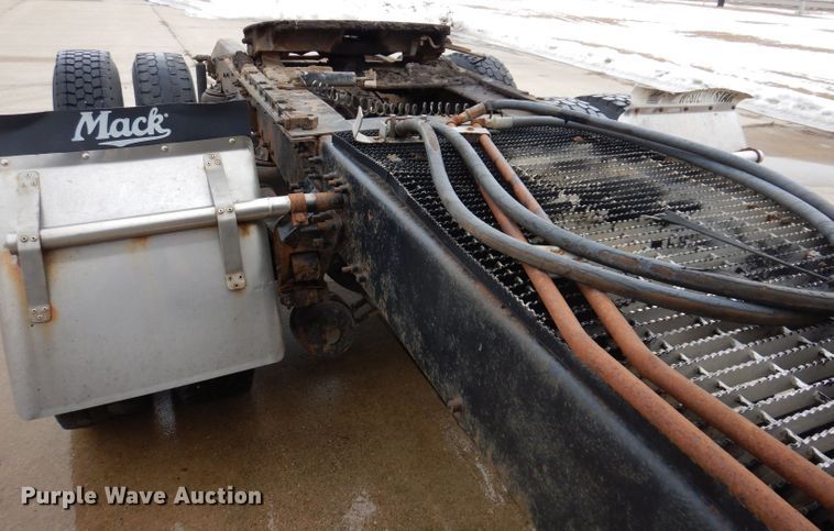 image for item KH9007 2005 Mack CXN613  semi truck