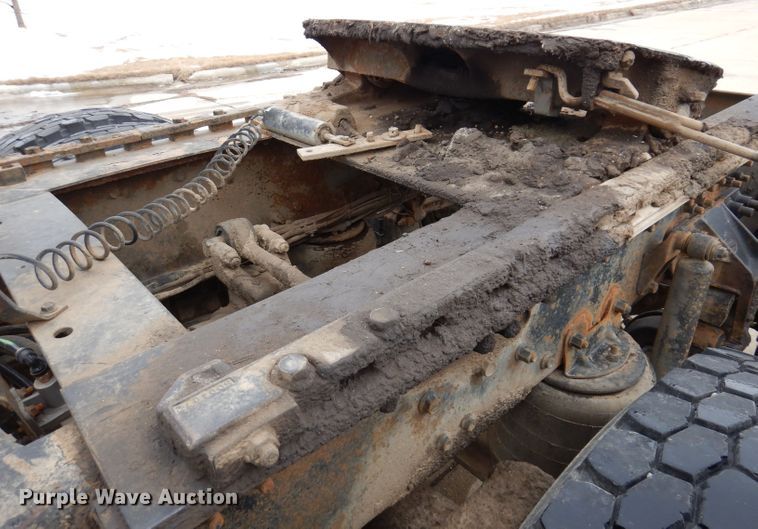 image for item KH9007 2005 Mack CXN613  semi truck