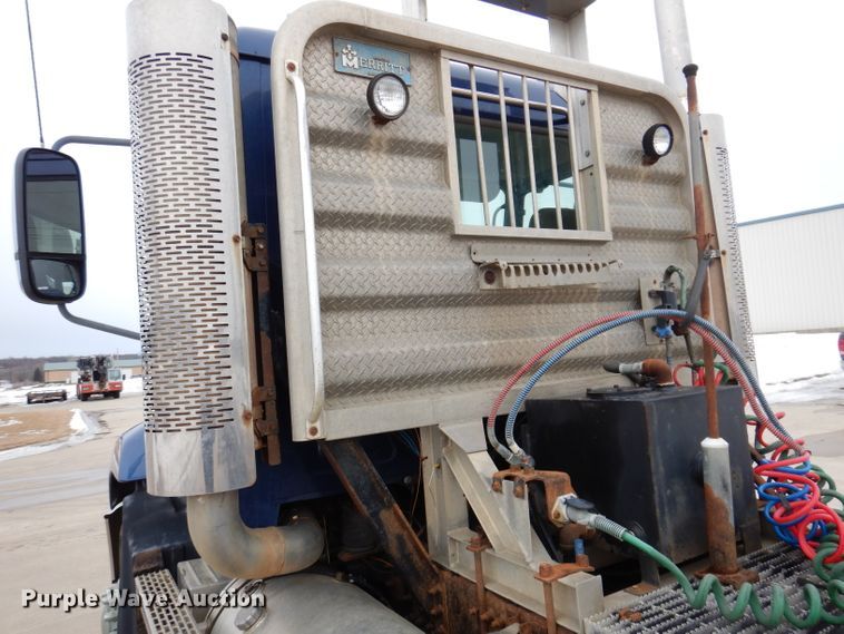 image for item KH9007 2005 Mack CXN613  semi truck