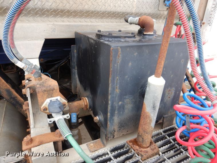 image for item KH9007 2005 Mack CXN613  semi truck