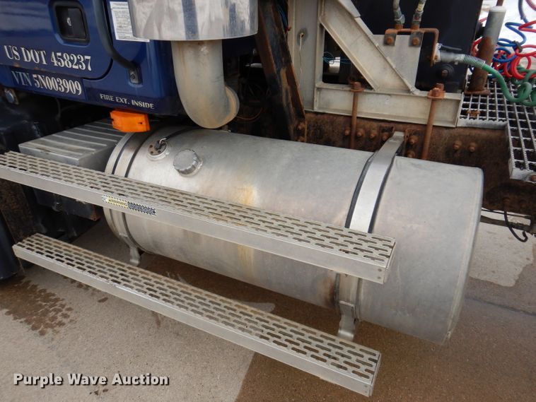 image for item KH9007 2005 Mack CXN613  semi truck