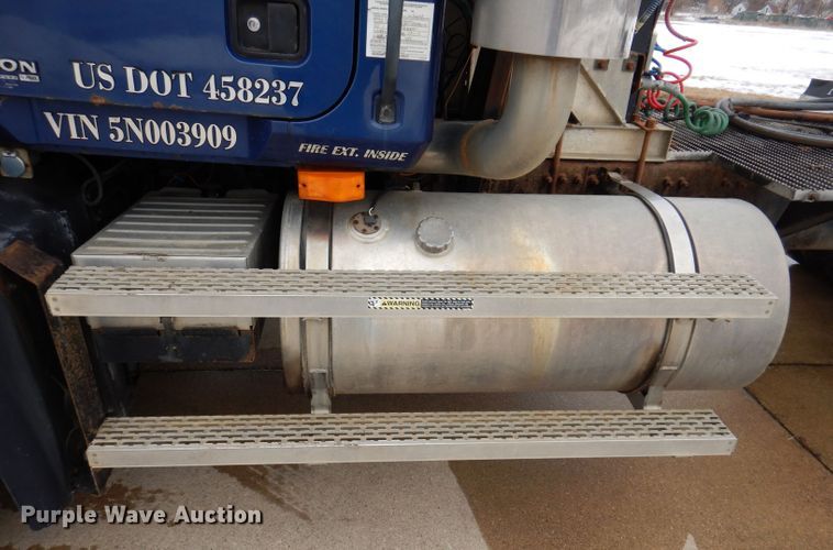 image for item KH9007 2005 Mack CXN613  semi truck