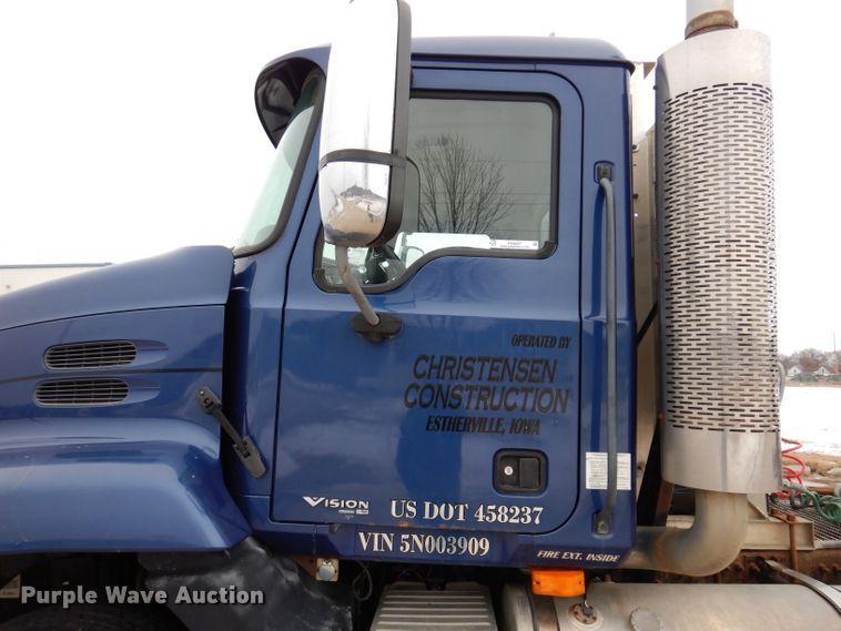 image for item KH9007 2005 Mack CXN613  semi truck