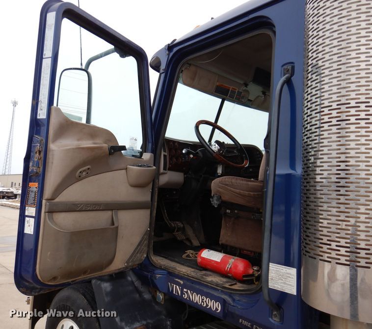 image for item KH9007 2005 Mack CXN613  semi truck