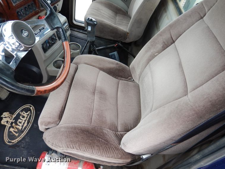 image for item KH9007 2005 Mack CXN613  semi truck