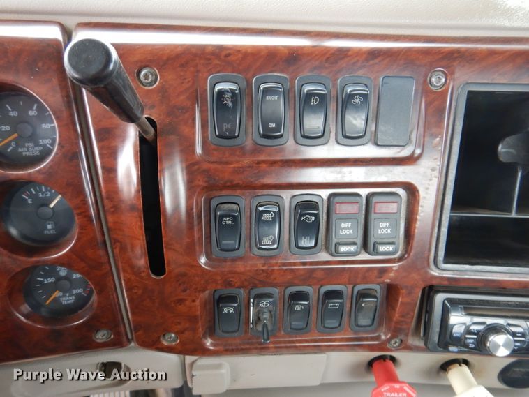 image for item KH9007 2005 Mack CXN613  semi truck