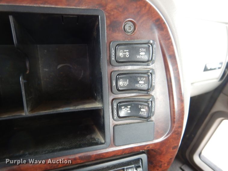 image for item KH9007 2005 Mack CXN613  semi truck