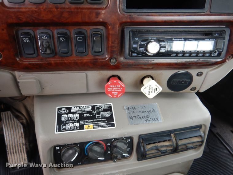 image for item KH9007 2005 Mack CXN613  semi truck